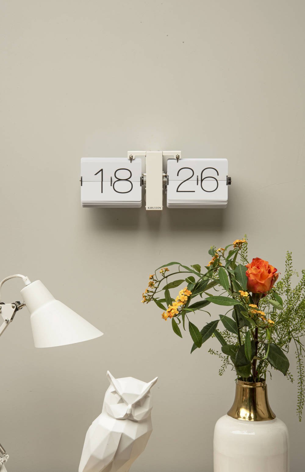 Karlsson Flip Clock No Case - Mat Wit met Witte Standaard 3